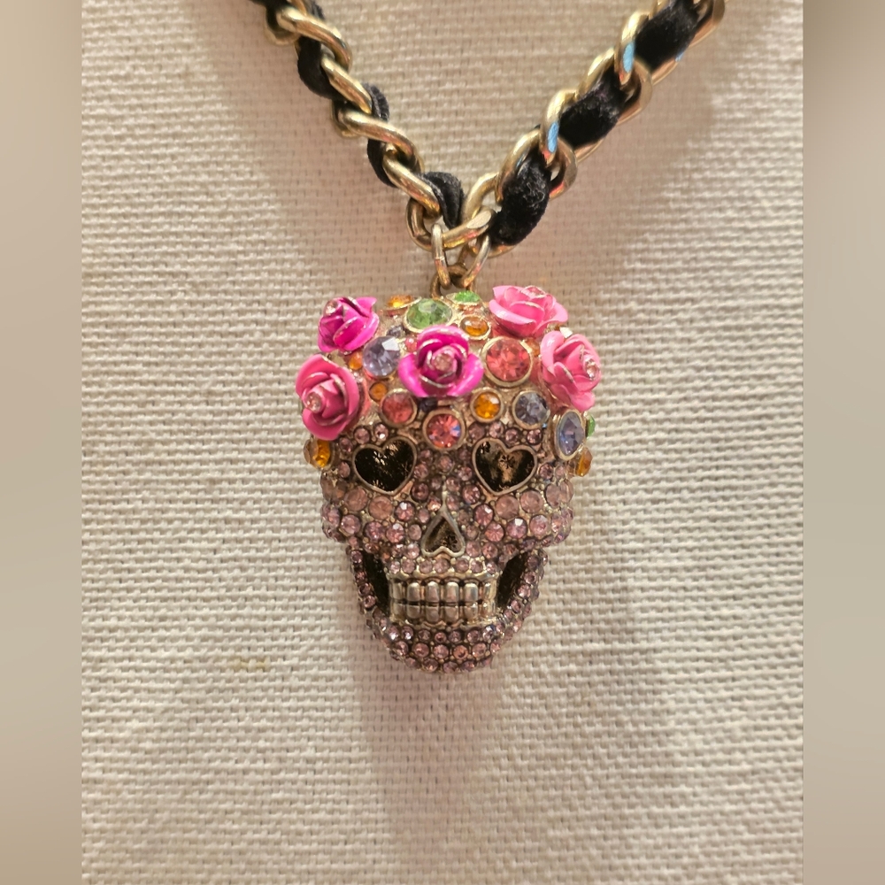 RARE! Betsey Johnson Skull Pendant Necklace